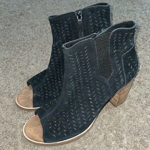 🥳 Toms Majorca peep tow black stacked heel perforated booties